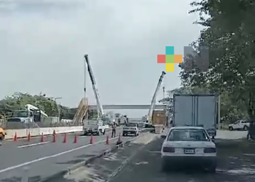 Caos vial en autopista Veracruz-Cardel, por colocación de puente peatonal
